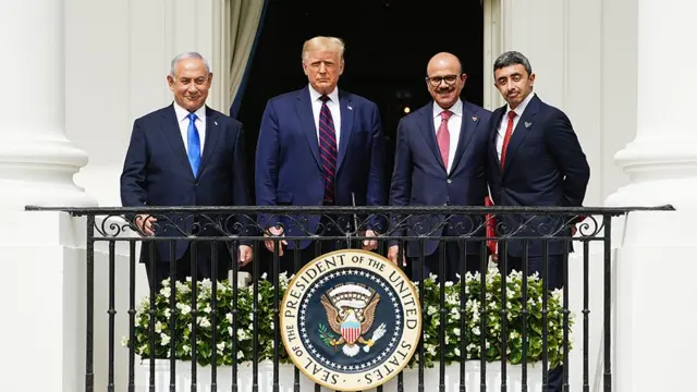 O primeiro-ministro israelense, Benjamin Netanyahu, o presidente dos EUA, Donald J. Trump, o ministro das Relações Exteriores do Bahrein, Sheikh Khalid Bin Ahmed Al-Khalifa, e o ministro das Relações Exteriores dos Emirados Árabes Unidos, Sheikh Abdullah bin Zayed bin Sultan Al Nahyan, durante a cerimônia de assinatura dos Acordos de Abraão