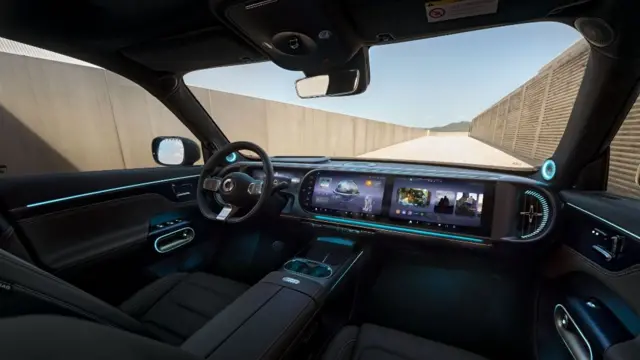 اسمارت هشتگ ۵ یک نمایشگر روبروی راننده و دو نمایشگر روی داشبورد دارد