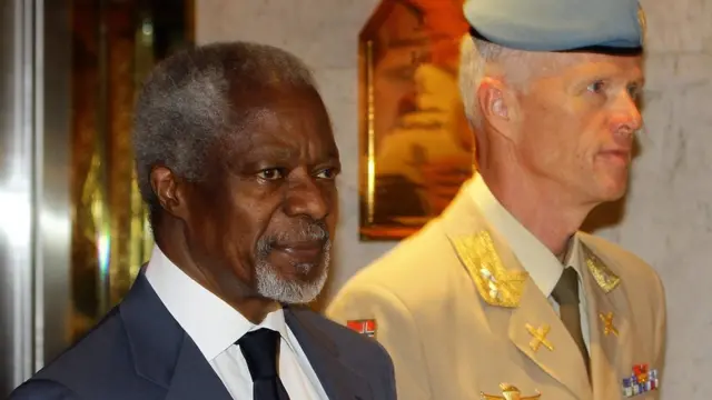 L'envoyé spécial de la Ligue arabe en Syrie, Kofi Annan, en compagnie du chef de la Mission de supervision des Nations unies en Syrie, le général Robert Mood, le 9 juillet 2012, à Damas.