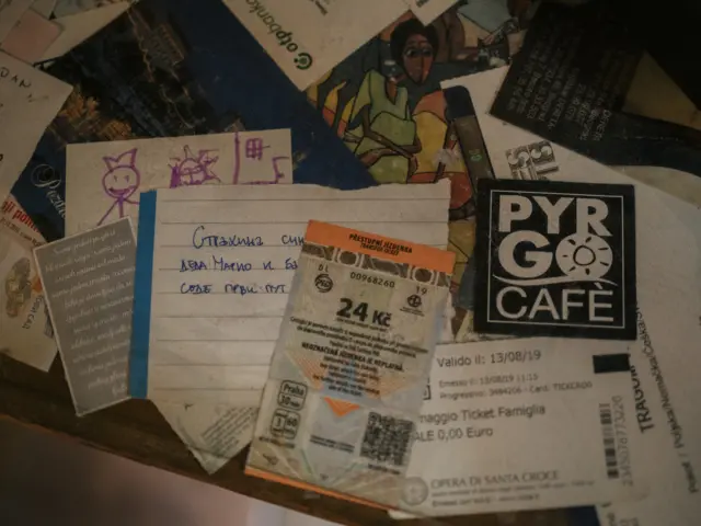 Na zidu su zakačene karte i ulaznice