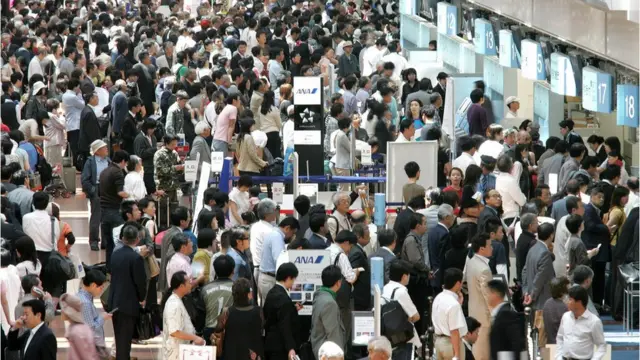 Multitud en un aeropuerto.
