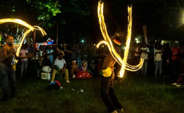 أشخاص يحتفلون