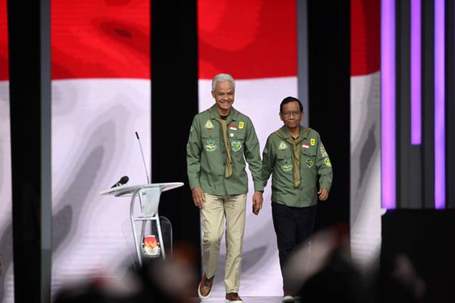 Capres-cawapres nomor urut 3 Ganjar Pranowo (kiri) dan Mahfud MD (kanan) tiba di lokasi Debat Keempat Pilpres 2024 di Jakarta Convention Center (JCC), Jakarta, Minggu (21/1/2024).