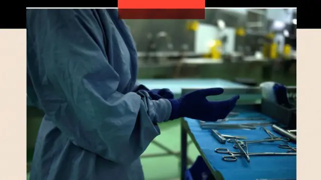 شخص يمسك بأدوات جراحية