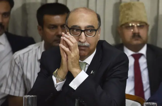 अब्दुल बासित हे पाकिस्तानचे भारतातील उच्चायुक्त होते.