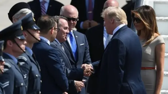 ليام فوكس وزير التبادل التجاري الدولي البريطاني وممثل الملكة يرحب بالرئيس الأمريكي والسيدة الأولى