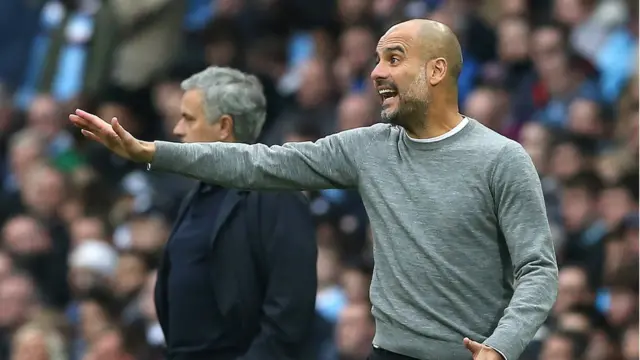 غوارديولا ومورينيو يتابعان المباراة