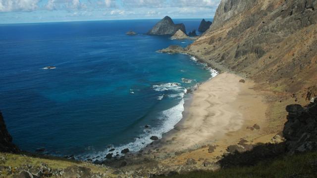 Praia do Príncipe, na ilha de Trindade, contém pouca vegetação