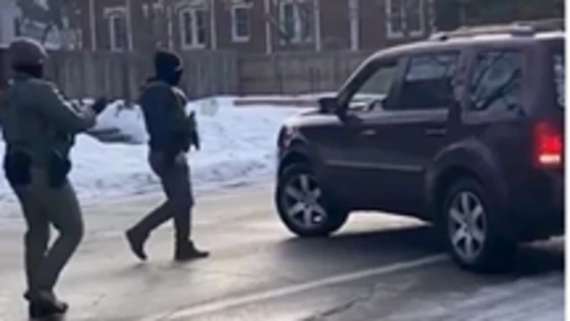 момент, когда сотрудники ICE подходят к машине Рене Гуд