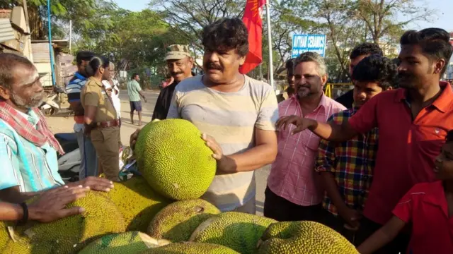 கவனத்தை ஈர்க்கும் வகையில் வாக்கு சேகரிக்கும் மன்சூர்அலிகானுடன் நேர்காணல்
