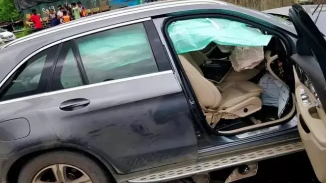 డివైడర్‌ను ఢీ కొట్టిన కారు