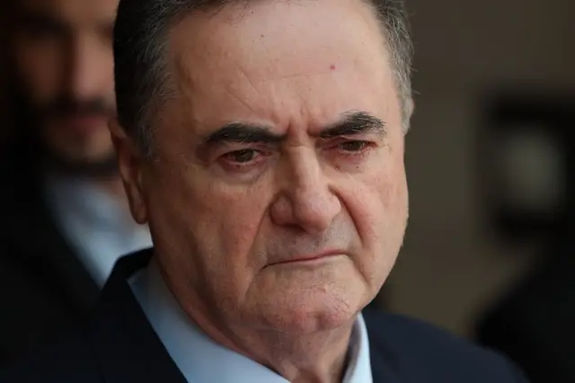 Israel Katz com olhar sério, olhando pra baixo