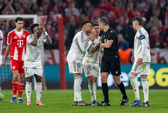 Jogadores do Real Madrid reclamando com árbitro