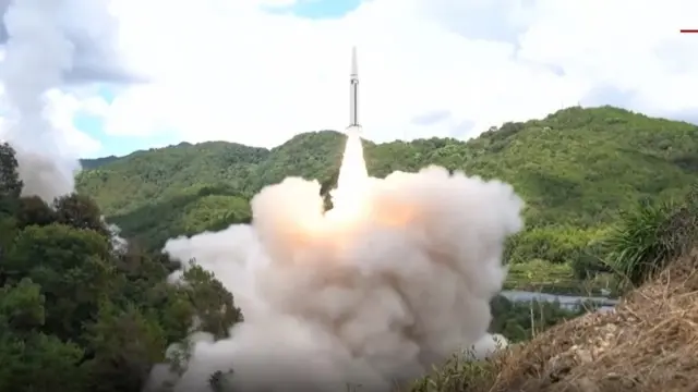 صاروخ استخدم في التدريبات خلال إطلاقه.