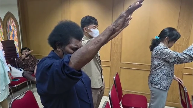 Yasinta Moiwend bersama pria bermasker yang mendampingi sampai acara ibadah minggu selesai.