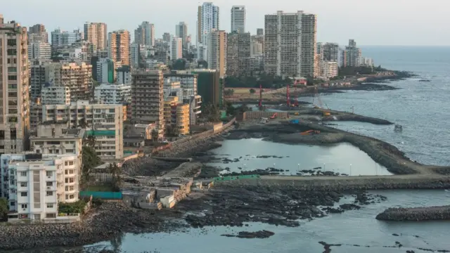 बांधकाम, पर्यटन, वस्त्रोद्योग आणि कृषी उत्पादनं अशा कामगारांना अधिक प्रमाणात सामावून घेणाऱ्या क्षेत्रावर नव्या सरकारनं लक्ष केंद्रित करायला हवं, असं अर्थतज्ज्ञ अजित रानडे सांगतात.