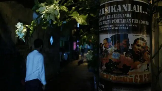 Poster film G30S/PKI di Cipinang, Jakarta Barat, pada 29 September 2017. Film G30S/PKI merupakan film dokudrama buatan pemerintah Indonesia pada tahun 1984. 