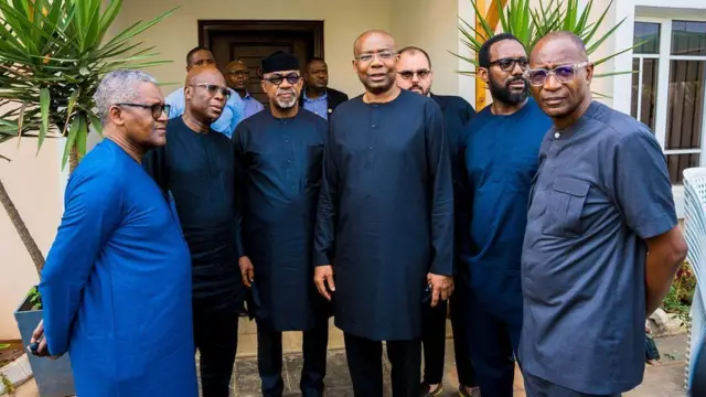 Fotos of Ogun state govnor Dapo Abiodun, Aliko Dangote plus oda close fiends wey pay condolence to late Herbert Wigwe family