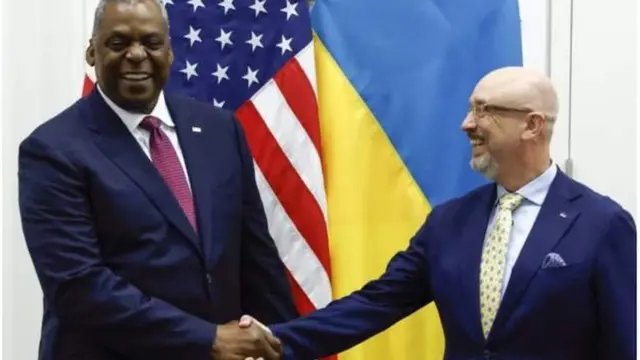 Перед зустріччю у Брюсселі Ллойд Остін привітав міністра оборони України Олексія Резнікова