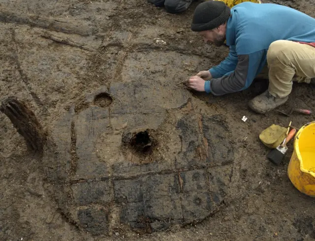 3000年前の木製車輪 英発掘現場で発見 - BBCニュース