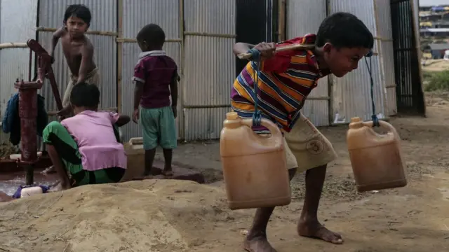 난민촌에서 물을 운반하는 어린이들