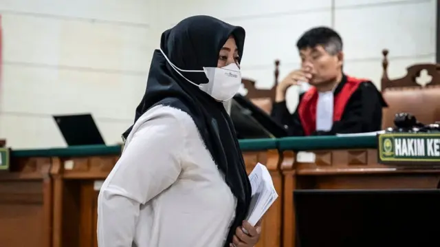 Terdakwa kasus dugaan perundungan Program Pendidikan Dokter Spesialis (PPDS) Universitas Diponegoro (UNDIP) Sri Maryani (kiri) mengikuti sidang tuntutan di Pengadilan Negeri Kota Semarang, Jawa Tengah, Rabu (10/9/2025).
