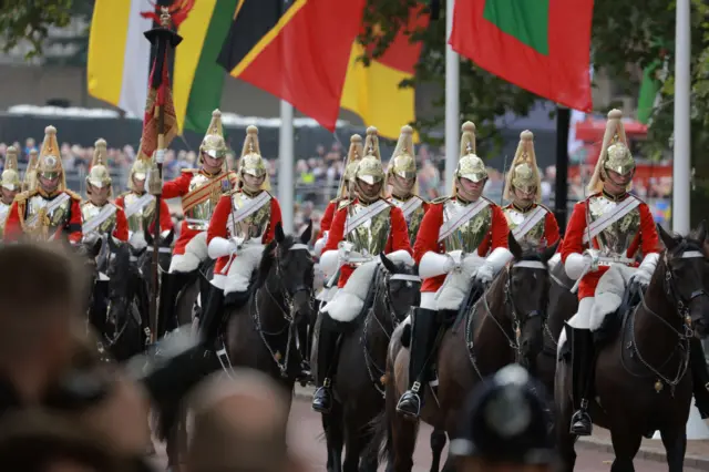 မင်းခမ်းမင်းနားနဲ့ သယ်ဆောင်မယ်