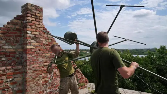  Kama vile Warusi, Waukraine wanajaribu kuweka mawasiliano na silaha za adui zao kwa njia ya kielektroniki