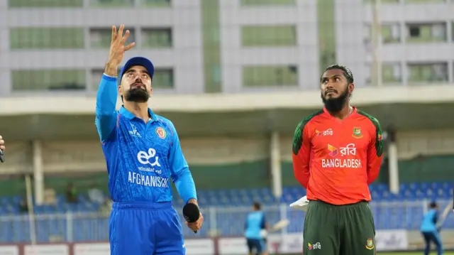 دا لوبې د متحده عربي اماراتو په شارجه لوبغالي کې کېږي.