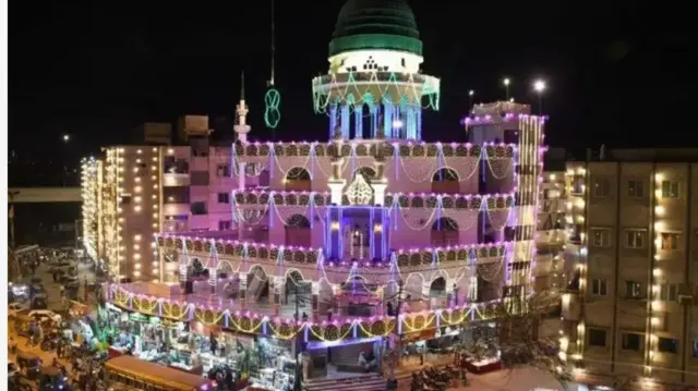 Mọṣalaṣi kan to wu oju lati ri lo wa ninu aworan yii, gbogbo rẹ n tanna yinrin-yinrin pẹlu ọṣọ olowo iyebiye. 