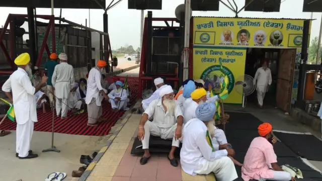 ਪੰਜਾਬ ਵਿੱਚ ਵੀ ਅੰਮ੍ਰਿਤਸਰ -ਪਠਾਨਕੋਟ ਹਾਈਵੇ ਦੋ ਘੰਟੇ ਲਈ ਜਾਮ ਕੀਤਾ ਗਿਆ।