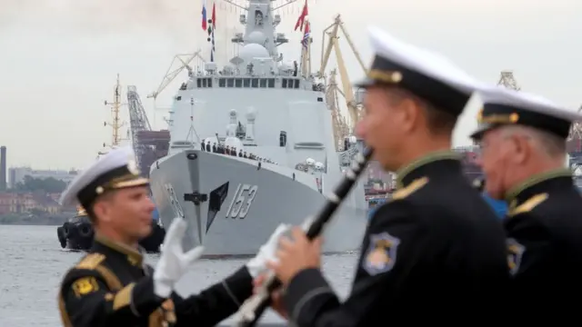 Китайский эскадренный миноносец типа 052C "Сиань" в акватерии Невы в Санкт-Петербурге