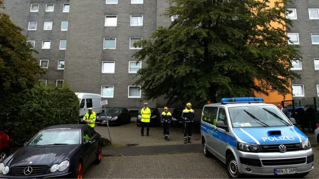 Полиция около дома, где были обнаружены тела