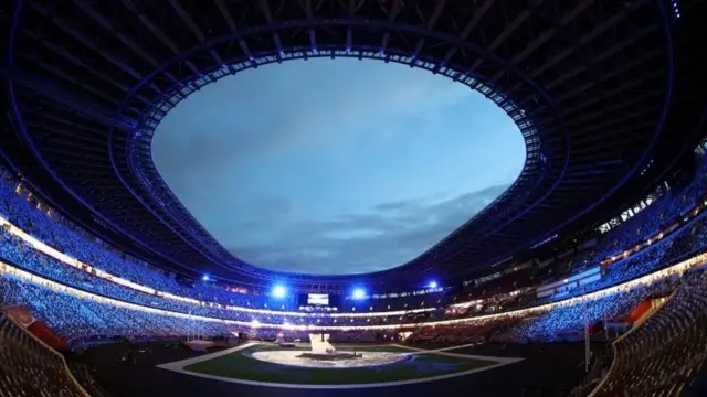 ਸਮਾਪਤੀ ਸਮਾਰੋਹ ਤੋਂ ਪਹਿਲਾਂ ਸਟੇਡੀਅਮ ਵਿੱਚ ਖਾਲੀ ਪਈਆਂ ਕੁਰਸੀਆਂ