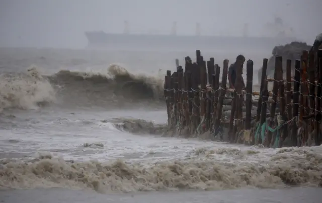 ঘূর্ণিঝড়ের প্রভাবে সমুদ্র উত্তাল রয়েছে
