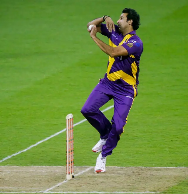 वसीम अकरम मिना में शैतान को बॉलिंग के एक्शन में कंकरी मारने पर उनकी आलोचना की जा रही है