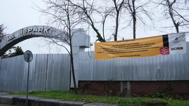 Kadıköy Rıhtım'daki İSPARK otoparkının fotoğrafı. Etrafı kapatılan otoparkın önünde İBB tarafından asılan bir yazı var.