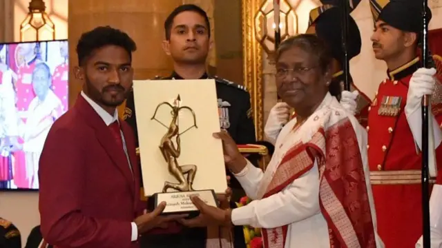 अर्जुन पुरस्कार स्वीकारताना अविनाश साबळे.