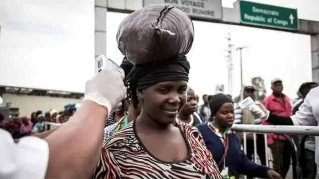 Mwanamke akipimwa dalili za Ebola