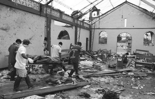 Víctima de un ataque de la guerrilla a una iglesia en Bojayá, Chocó