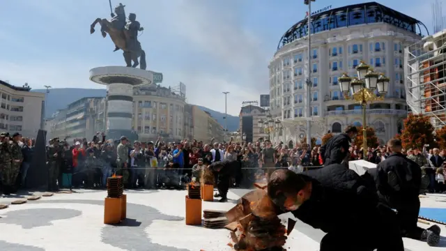 учения на главной площади Скопье