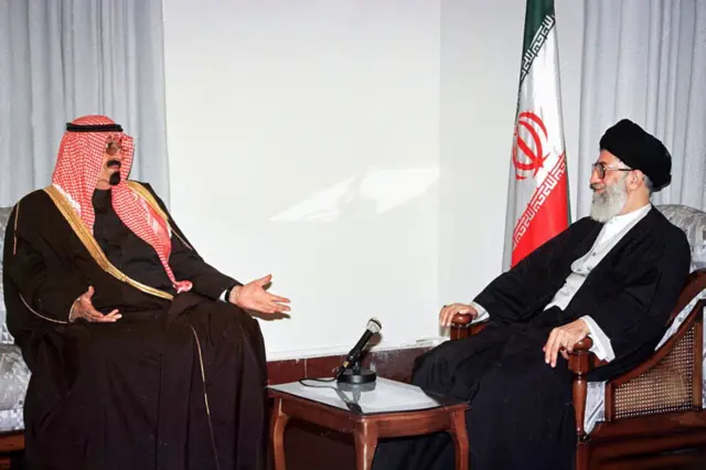 دیدار آیتالله خامنهای با ملک عبدالله که آن زمان هنوز ولیعهد عربستان سعودی بود، آذر ۱۳۷۶