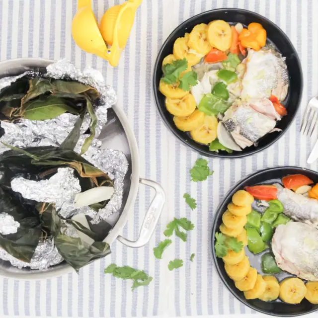 Le liboké aux plantains bouillis est un poisson cuit à la vapeur dans des feuilles de bananier. 