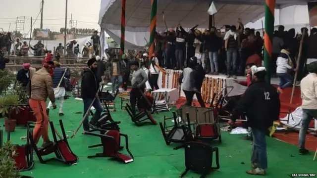 ਪ੍ਰਦਰਸ਼ਨਕਾਰੀ ਕਿਸਾਨ ਮਨੋਹਰ ਲਾਲ ਖੱਟਰ ਦੀ ਸਟੇਜ 'ਤੇ ਚੜ੍ਹ ਗਏ ਤੇ ਭੰਨਤੋੜ ਵੀ ਹੋਈ