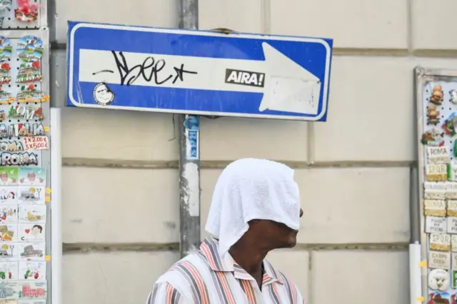 مردی از شدت گرما دستمال روی سرش انداخته