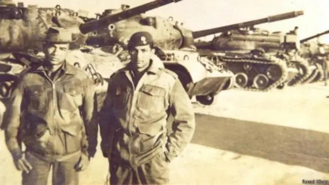 कर्नल रसूल पाकिस्तानी टैंक के सामने (बाईं ओर)