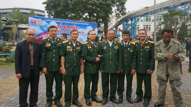 Tác giả Phạm Viết Đào (đầu tiên từ trái sang)