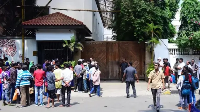 امیتابھ بچن کے گھر کے باہر ان کے یوم پیدائش پر لوگوں کی بھیڑ