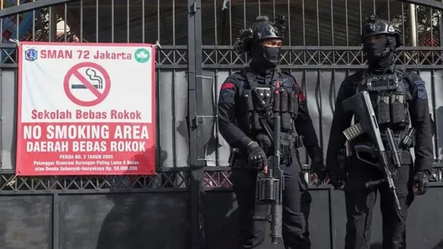 Dua personel Gegana Brimob Polda Metro Jaya berjaga di SMAN 72 Jakarta, Jakarta, Jumat (07/11/25).