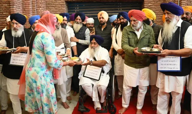 Sukhbir and Akali leadership at langar
